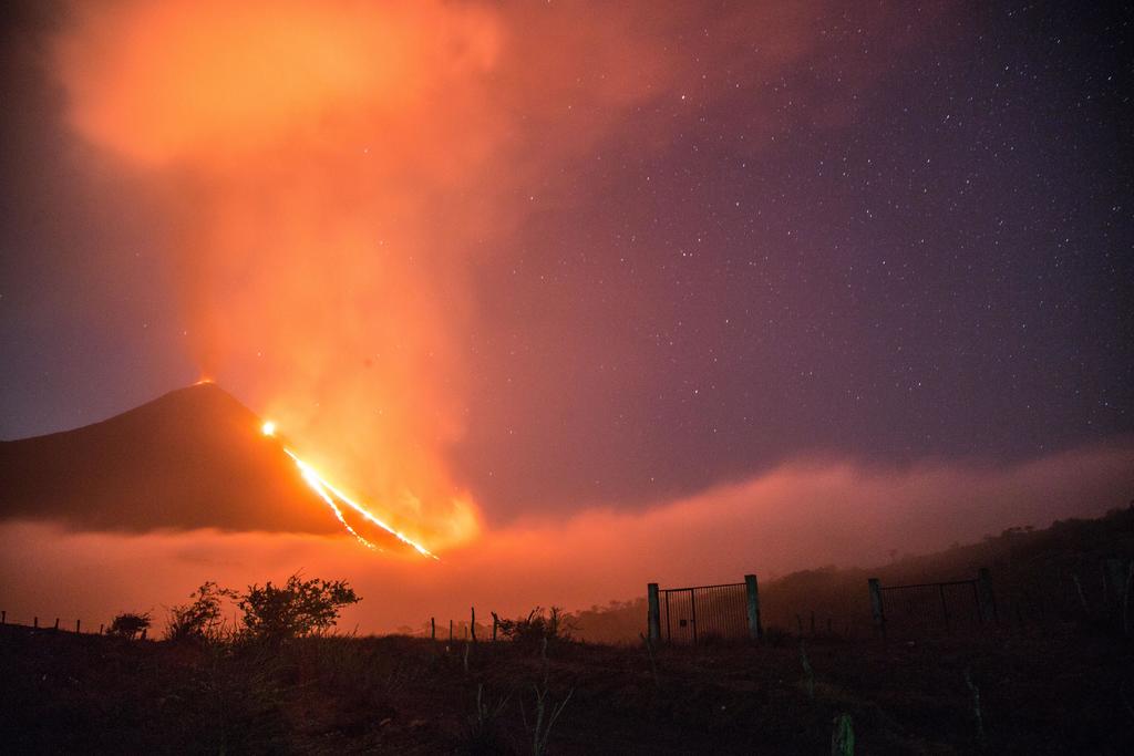 El volcán Pacaya incrementó este viernes su actividad con dos pulsos y la emisión de 'gruesas columnas de ceniza' a 500 metros sobre el cráter y que se han dispersado a unos 8 kilómetros hacia el sur, según registros oficiales. (ARCHIVO)