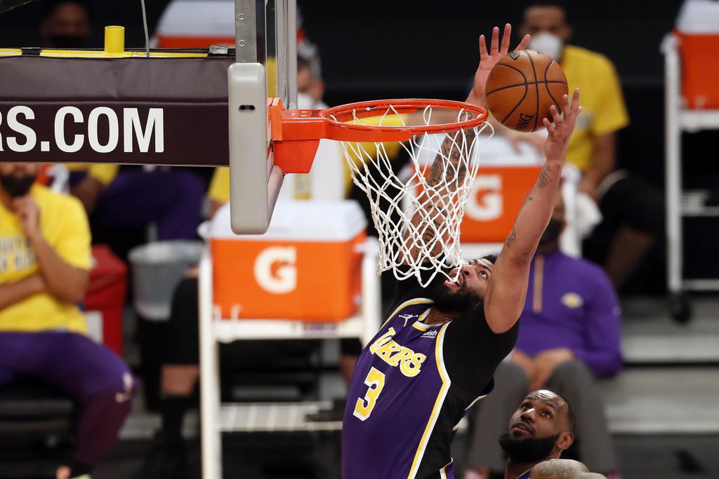  El pívot Anthony Davis se perderá cuatro semanas con Los Angeles Lakers por una lesión muscular en el gemelo de su pierna derecha. (ARCHIVO)
