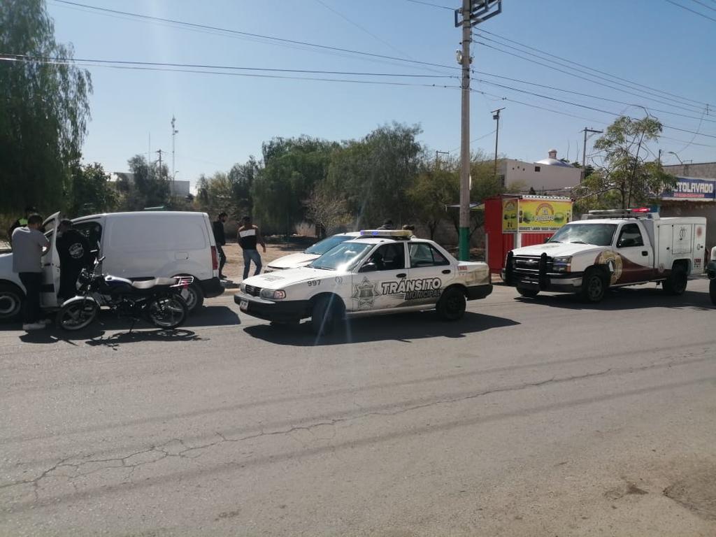 Motociclista termina hospitalizado luego de participar en accidente, fue impactado por el conductor de una camioneta en Gómez Palacio. (EL SIGLO DE TORREÓN)