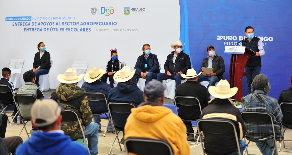 Entrega gobernador apoyos a productores de Durango. (CORTESÍA) 