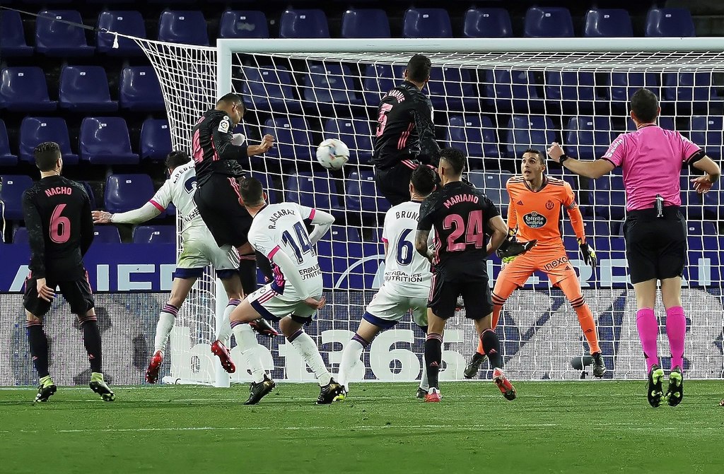 Casemiro remata de cabeza para marcar el único gol del juego, en la victoria del Real Madrid sobre Valladolid.
