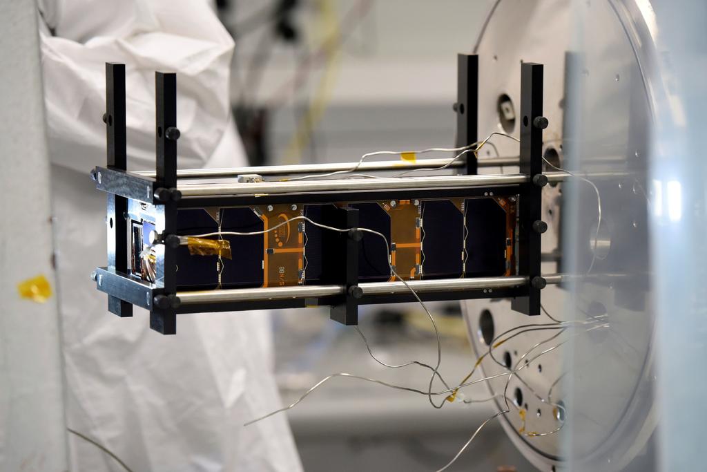El nanosatélite israelí desarrollado por la Universidad de Tel Aviv y lanzado a la órbita espacial desde instalaciones de la NASA en Virginia (EUA) sigue su misión para medir la radiación cósmica alrededor de la Tierra, informó este centro académico. (ARCHIVO) 
