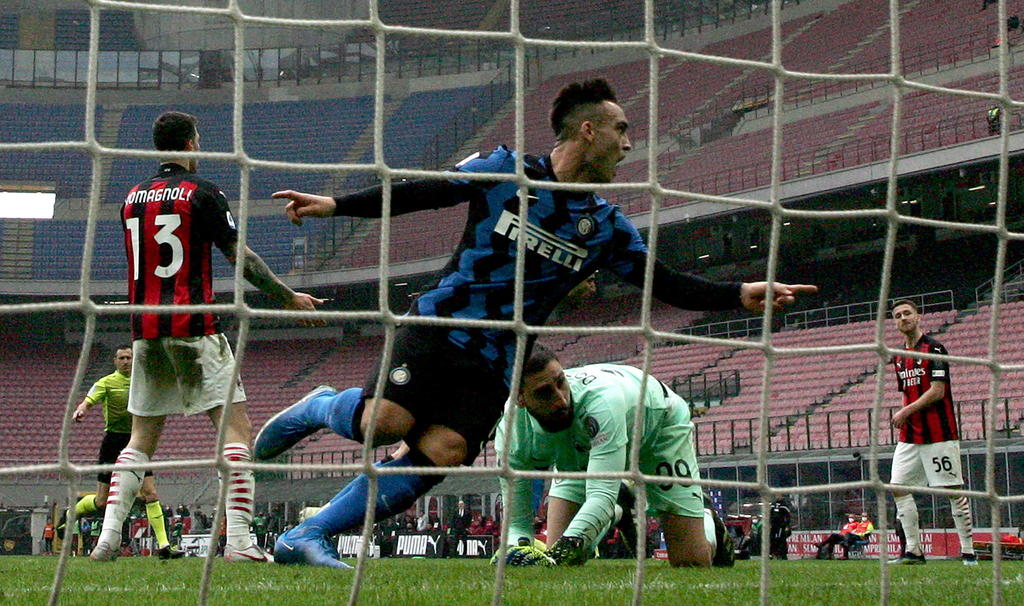 El Inter de Milán arrolló 3-0 este domingo al Milan en el derbi, con un doblete del argentino Lautaro Martínez y un gol del belga Romelu Lukaku, y se escapó como líder de la Serie A italiana, con cuatro puntos de ventaja sobre el conjunto milanista, segundo. (EFE)