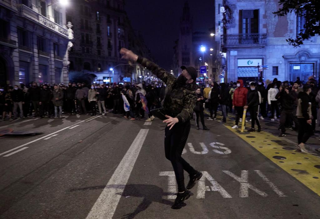 Las protestas por el encarcelamiento del rapero Pablo Hasel dejaron este sábado una treintena de detenidos por desórdenes públicos y actos de pillaje en el centro de Barcelona, donde se concentraron la mayor parte de los disturbios que tuvieron réplica con menor intensidad en otras ciudades españolas. (ESPECIAL)
