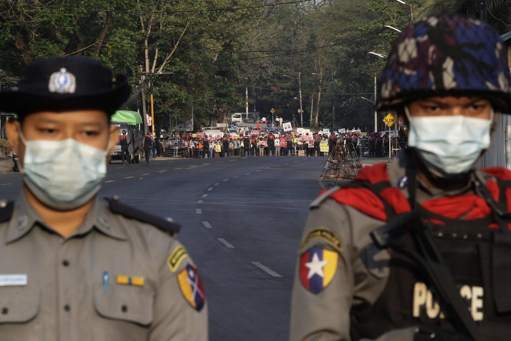 La junta militar birmana advirtió a los manifestantes que han tomado las calles en las últimas semanas para protestar contra el golpe de Estado del pasado 1 de febrero de que 'el camino de la confrontación' supondrá la pérdida de vidas, mientras el país se prepara este lunes para una nueva jornada de huelga. (ARCHIVO) 
