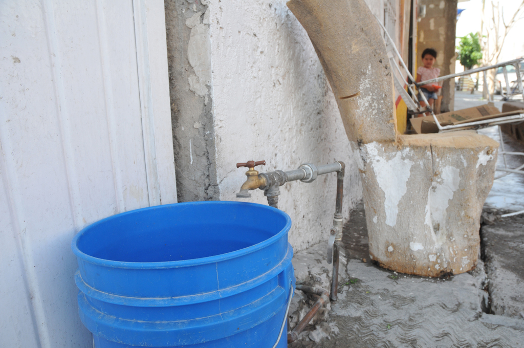 Al menos 10 colonias de Ciudad Lerdo reportaron ayer escasez de agua en sus domicilios.