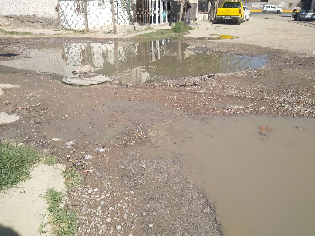 Las aguas del drenaje inundan prácticamente toda la calle Segunda de Abril, a 12 cuadras de la presidencia de Gómez Palacio.
