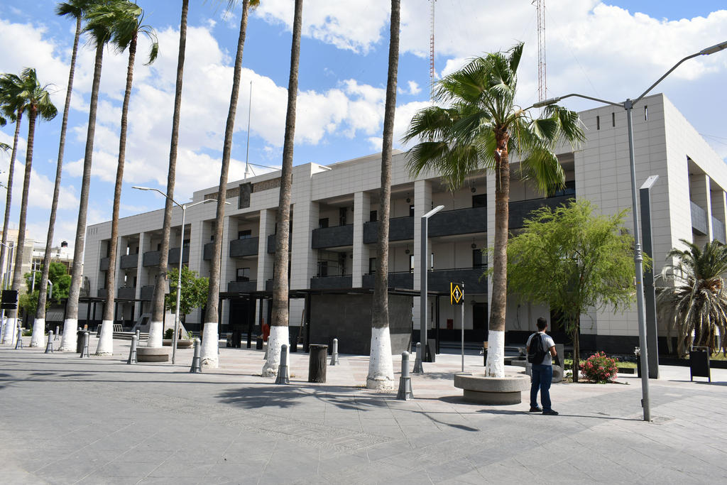 El Palacio Federal, ubicado en la avenida Morelos y Galeana, alberga a distintas oficinas en la planta baja en la que únicamente se atiende bajo previa cita. (EL SIGLO DE TORREÓN)