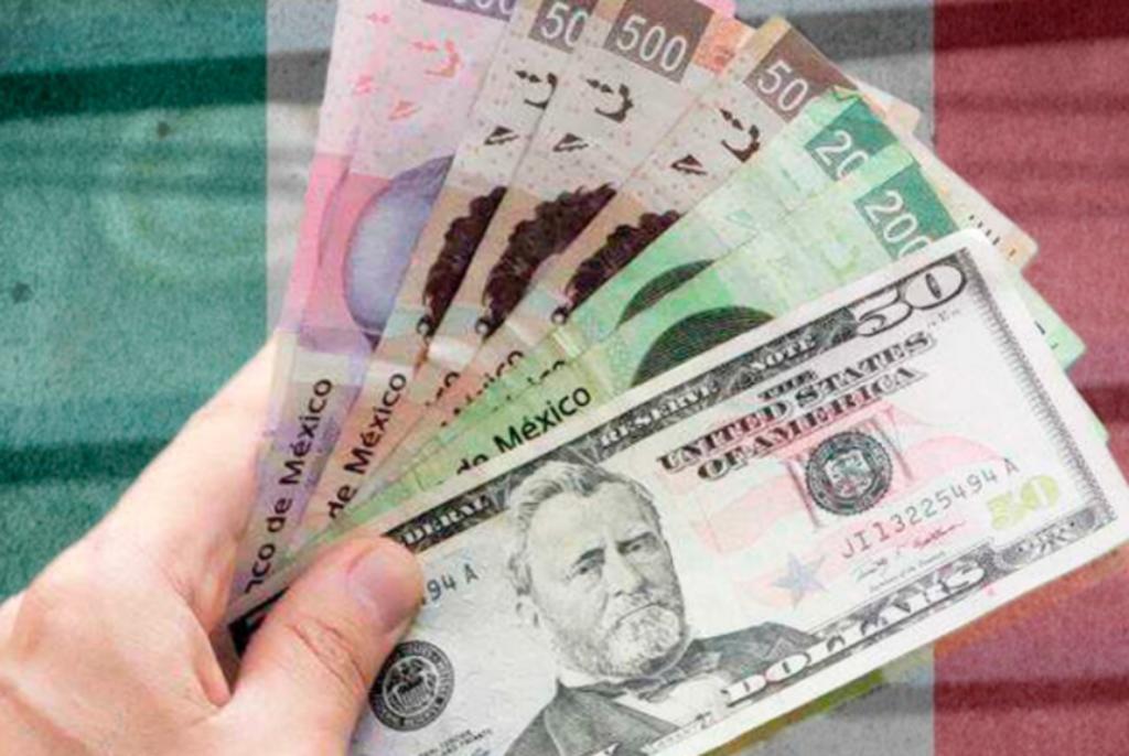 Esta mañana de lunes, el tipo de cambio se ubica en 20.82 pesos por dólar, lo que equivale a una pérdida de la moneda mexicana de 39 centavos o 1.9% con relación al viernes pasado.
(ARCHIVO)