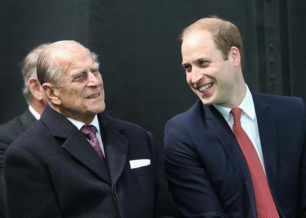 El príncipe Guillermo dijo el lunes que su abuelo, el príncipe Felipe, está “bien” mientras el consorte real de 99 años permanece en un hospital en Londres bajo observación.  (ESPECIAL) 