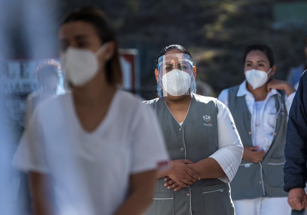 El secretario de Salud de Coahuila, Roberto Bernal Gómez manifestó su preocupación ante el retraso de la llegada de 5 mil 850 vacunas de Pfizer/BioNTech que están pendientes de aplicar al personal de salud que requiere la segunda dosis. (ARCHIVO)