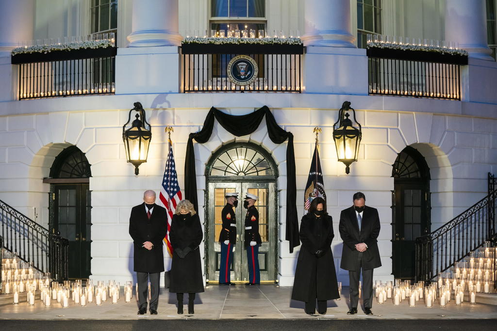 El presidente de Estados Unidos, Joe Biden, homenajeó este lunes al más de medio millón de muertos por la COVID-19 en el país y aseguró que 'hay luz en la oscuridad', antes de guardar un minuto de silencio junto a la vicepresidenta Kamala Harris por los fallecidos. (EFE)