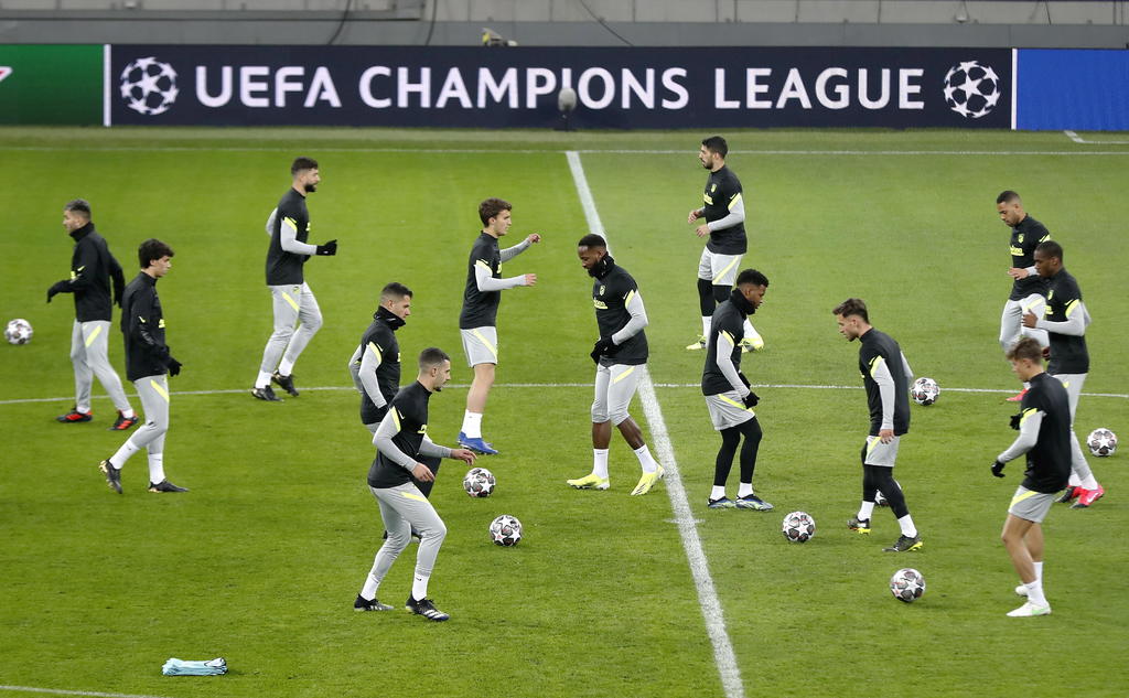Jugadores del Atlético de Madrid durante su entrenamiento de ayer en Bucarest, Rumania, donde se medirán al Chelsea. (EFE)