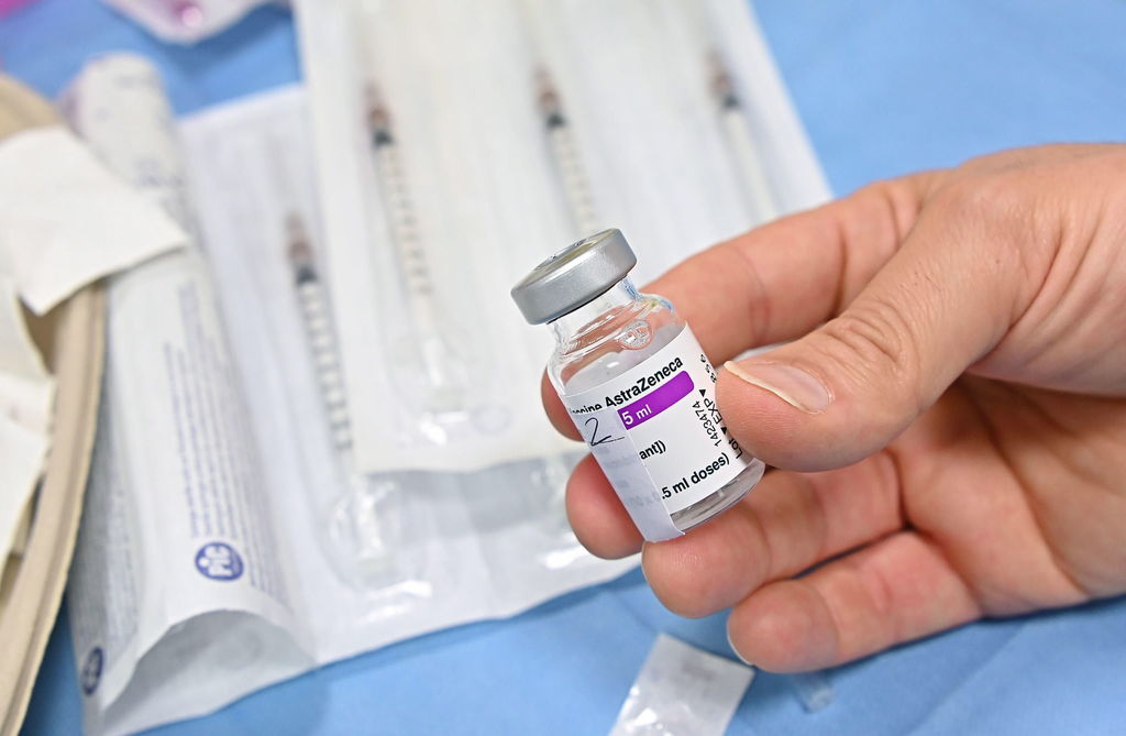 Los adultos mayores en Durango han recibido la aplicación de la vacuna de AstraZeneca. (ARCHIVO)