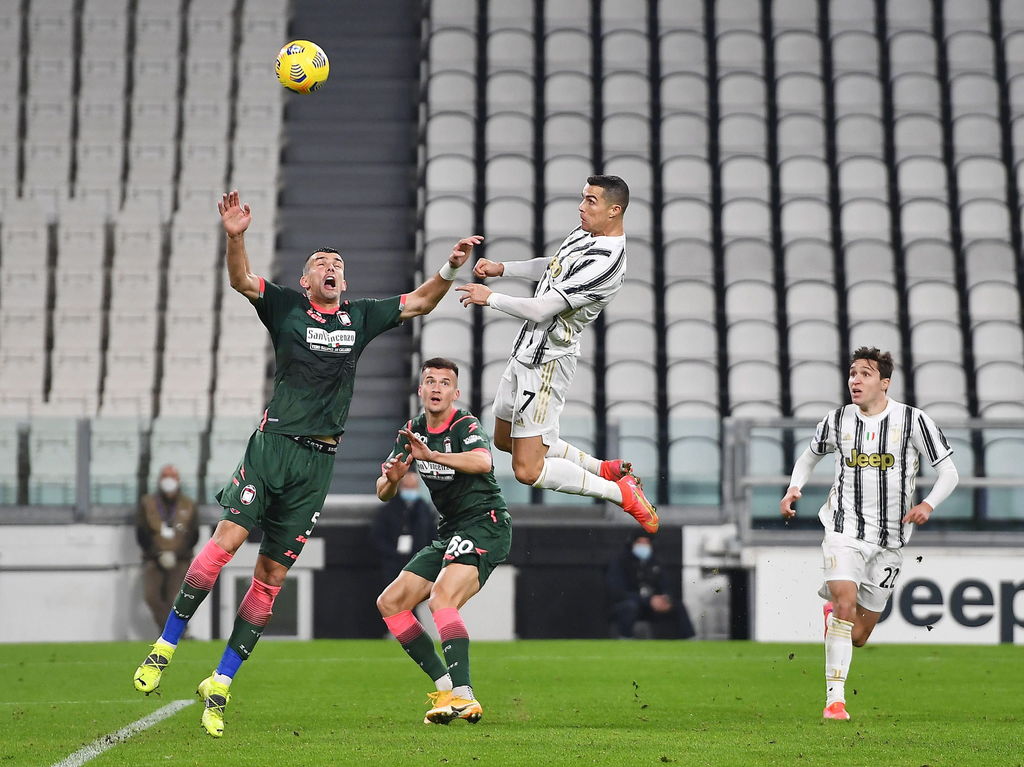 Cristiano Ronaldo se eleva para rematar de cabeza y marcar su segundo gol del juego, en la victoria de Juventus 3-0 sobre Crotone. (AP)