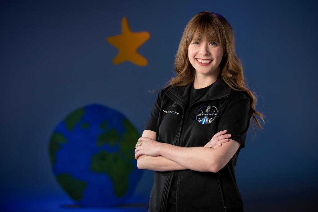 Hayley Arceneaux, de 29 años y sobreviviente de un cáncer de huesos, será una de las cuatro personas participantes en el primer vuelo espacial civil, una iniciativa del multimillonario Jared Isaacman con fines benéficos. (ARCHIVO) 