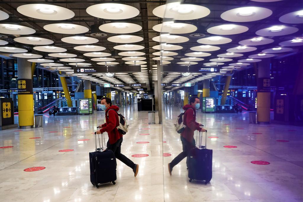 El Gobierno español mantuvo este martes las restricciones de entrada a España de los vuelos procedentes de Reino Unido, Brasil y Sudáfrica excepto si transportan nacionales o residentes en España y Andorra, debido a las variantes del coronavirus en esos países. (ARCHIVO) 
