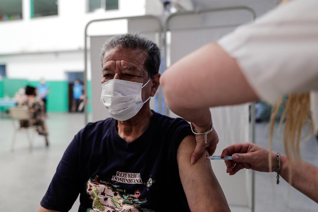 Un avión de Aerolíneas Argentinas parte este martes a China en busca de las primeras dosis que el país suramericano recibirá, el próximo jueves, de la vacuna producida por el laboratorio chino Sinopharm, confirmaron fuentes de la compañía aérea estatal. (ARCHIVO) 