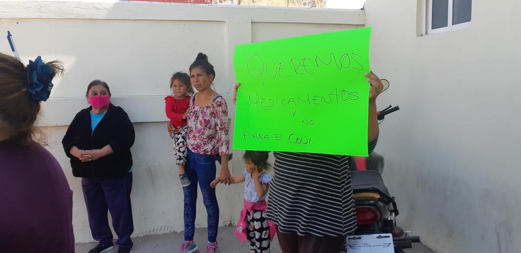 Un grupo de personas de varios sectores del municipio de San Pedro, se manifestaron el día de hoy al exterior del Hospital General, pues denunciaron falta de atención y medicamentos. (MARY VÁZQUEZ)