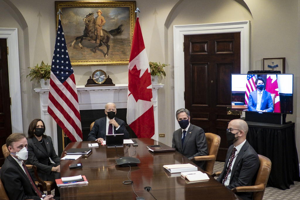 El primer ministro de Canadá, Justin Trudeau, inició su primera reunión bilateral con el presidente estadounidense, Joe Biden, con un ataque indirecto a su predecesor, Donald Trump, al afirmar que 'se ha echado de menos el liderazgo de Estados Unidos' en los últimos años. (EFE)