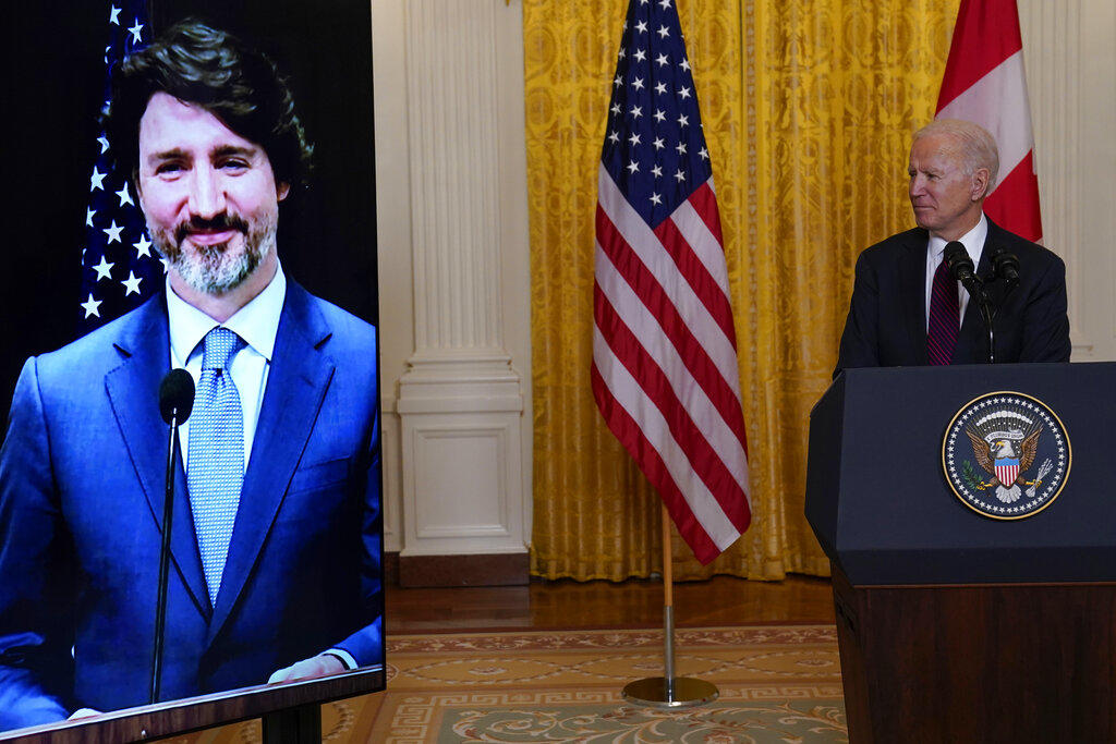 El presidente estadounidense, Joe Biden, y el primer ministro de Canadá, Justin Trudeau, acordaron este martes formar un frente común para acelerar la lucha contra la crisis climática, además de reforzar la cooperación y 'solidaridad' a nivel trilateral, junto a México. (AP)
