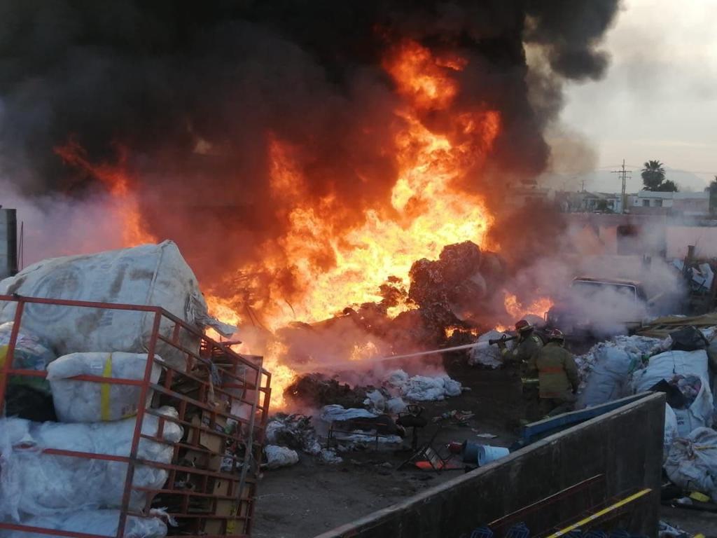 El aparatoso incendio de una recicladora en Gómez Palacio, provocó la rápida movilización de los bomberos y elementos de Protección Civil, que acudieron para sofocar las llamas que causaron alarma entre los vecinos. (EL SIGLO DE TORREÓN)