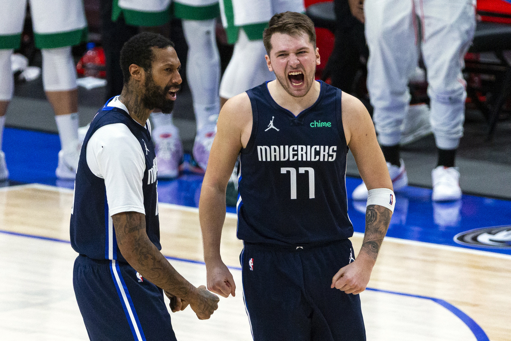 Luka Doncic (d) celebra luego de darle la victoria a los Mavericks sobre Celtics, gracias a un triple restando una décima de segundo. (AP)