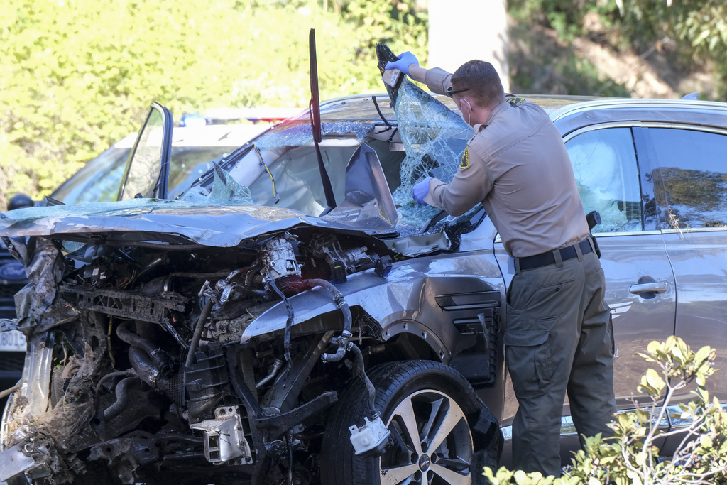 Así quedó la camioneta en la que se accidentó el estelar golfista Tiger Woods ayer por la mañana. (AP)
