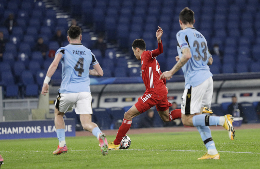 Jamal Musiala dispara para marcar el segundo gol del Bayern Múnich, en la victoria 4-1 sobre la Lazio. (AP)