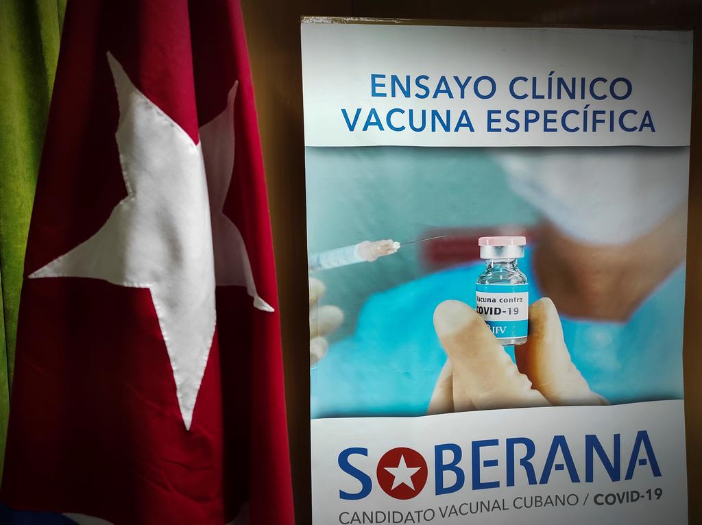 La vacuna cubana 'Soberana 02' entrará la próxima semana en su última fase, en la que se evaluará su eficacia y seguridad, antes de comenzar a administrarla de forma masiva a la población, aseguró hoy el investigador italiano Fabrizio Chiodo, que trabaja en el proyecto con el Instituto de vacunas Finlay de Cuba. (ARCHIVO) 
