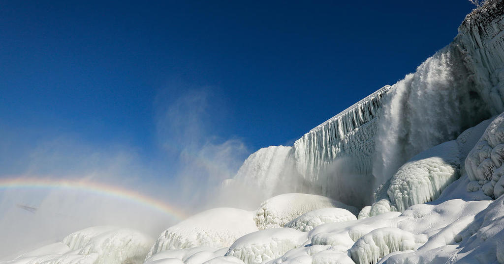 A través de redes sociales, usuarios compartieron espectaculares imágenes de las cataratas congeladas (ESPECIAL) 
