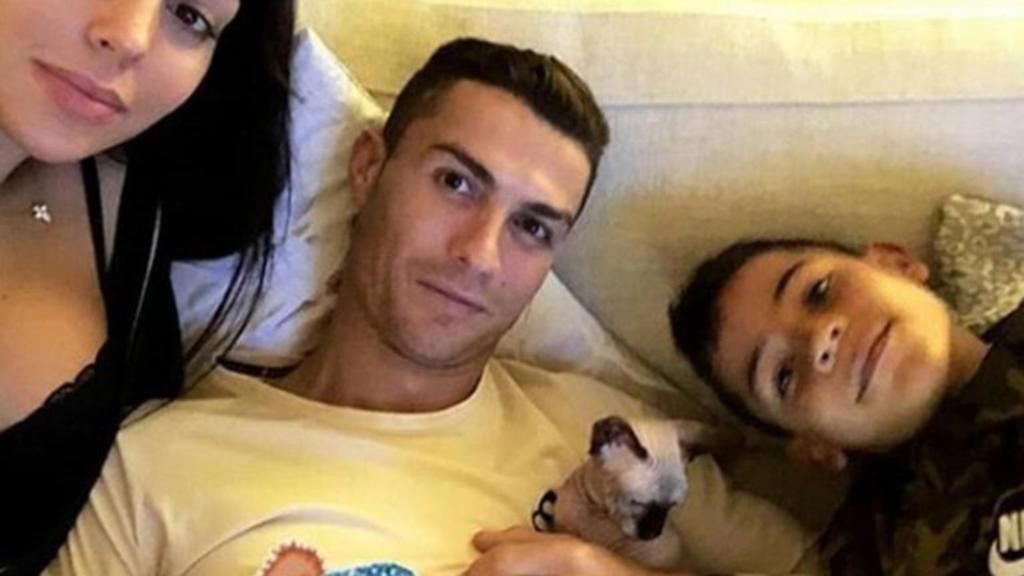 Cristiano Ronaldo, delantero del Juventus, mandó a su gato en jet privado a España para ser tratado por un veterinario reconocido, esto después de ser atropellado en Turín, Italia donde el futbolista reside actualmente con su familia. (ESPECIAL)
