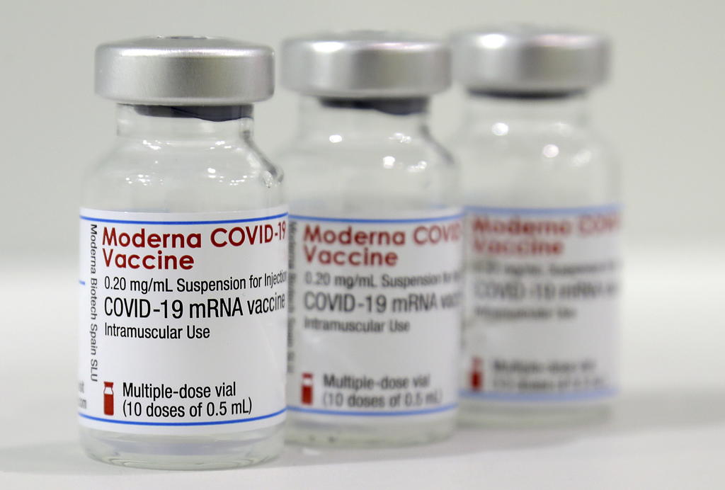 La farmacéutica Moderna afirmó este miércoles que ha completado la dosis de refuerzo diseñada para la variante de coronavirus que se descubrió inicialmente en Sudáfrica, y que ha enviado el material a las autoridades competentes para iniciar la primera fase de los ensayos clínicos. (ARCHIVO)
