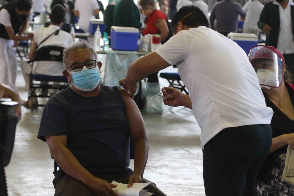 Las autoridades mexicanas administraron el miércoles las primeras dosis de la vacuna contra el coronavirus Sputnik V, desarrollada por Rusia, a los residentes de la capital, quienes se formaron en un centro de vacunación en el sur de la Ciudad de México, ansiosos por conseguir cualquier protección que pudieran. (EL UNIVERSAL)