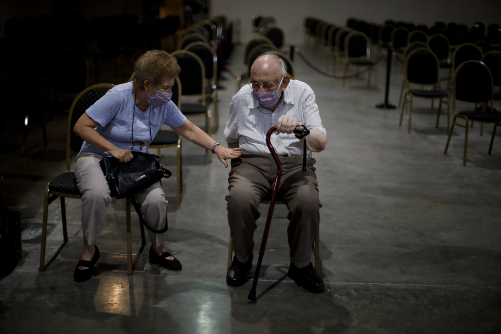 De momento, en Argentina la vacunación es solo para adultos mayores de 60 años. (AP) 