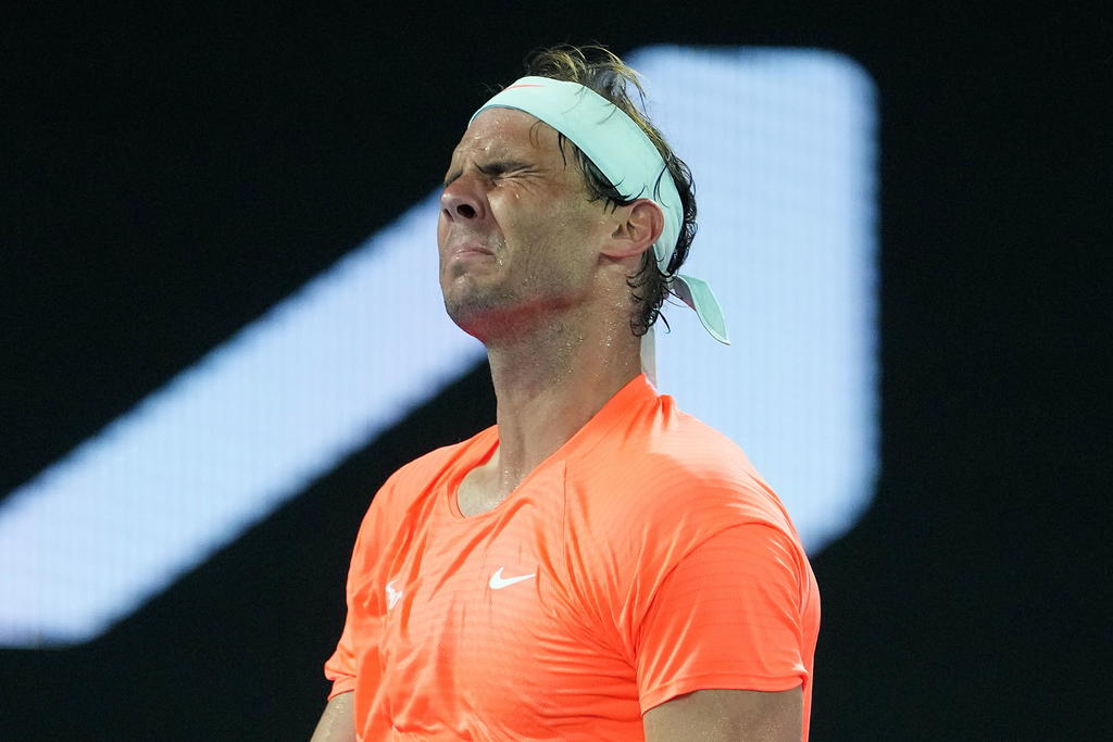 El español Rafael Nadal no competirá en el ATP 500 de Rotterdam (Holanda) por las molestias de la espalda que ya sufrió en Australia y podría perder el número dos del mundo. (ARCHIVO)

