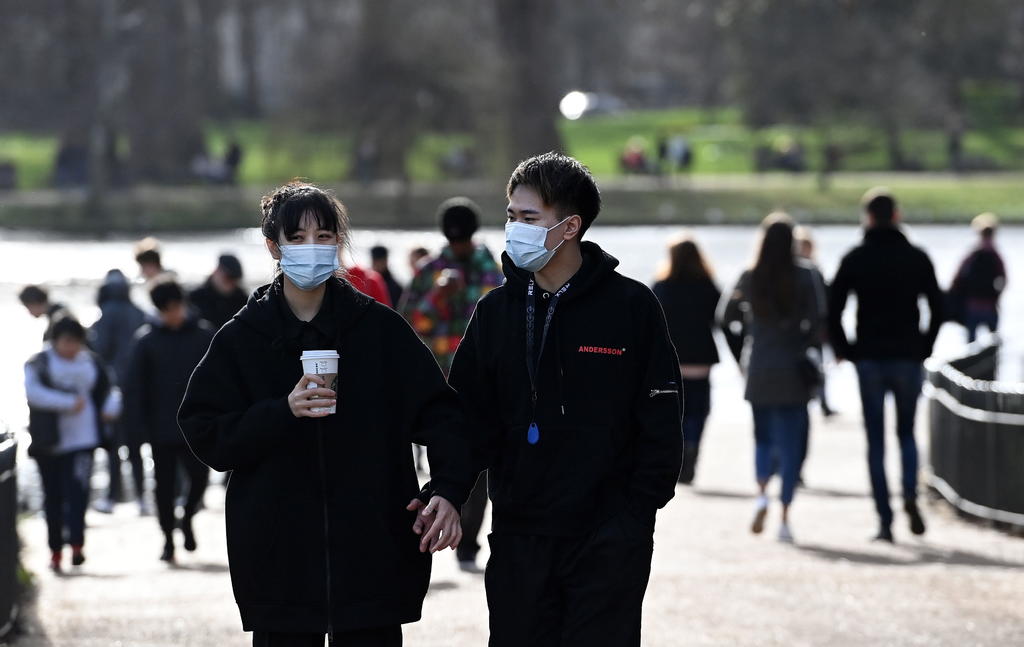 El Gobierno británico rebajó este jueves el nivel de alarma por la pandemia de coronavirus, desde el máximo escalón de cinco hasta el cuatro, al haber cedido la presión sobre el sistema de salud. (ARCHIVO) 
