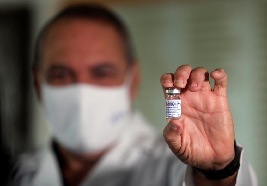 Cuba comenzará la tercera fase del ensayo clínico de dos vacunas propias contra el nuevo coronavirus la próxima semana y podría convertirse en el primer país de América Latina en conseguir un inmunizante probado y de fabricación nacional, anunciaron el jueves directivos y científicos. (EFE)