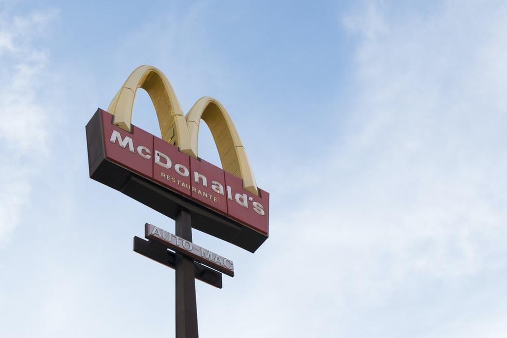 Como en todos los restaurantes, McDonalds sufrió caída de ventas por la pandemia del COVID-19 en 2020, cerró 16 restaurantes y frenó su plan de crecimiento en México; sin embargo, a pesar de ello conservó a la plantilla de empleados y mantiene el lanzamiento de productos, expuso el director de comunicación corporativa división Caribe y Latinoamérica de Arcos Dorados, Félix Ramírez. (Especial) 