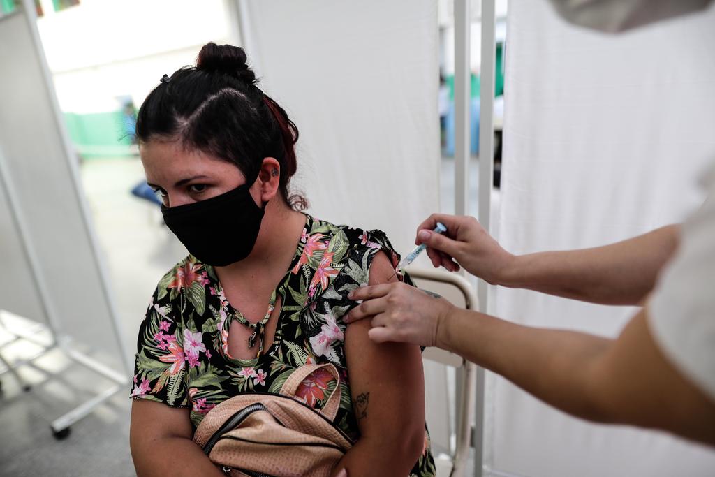 Argentina recibirá este jueves casi un millón de dosis de la vacuna contra la COVID-19 de la china Sinopharm, que se sumarán a los 1.8 millones llegados de Rusia e India con los que ya se inocula a la población, mientras arrecia el escándalo por la 'vacunación VIP' a figuras vinculadas al Gobierno. (ARCHIVO) 