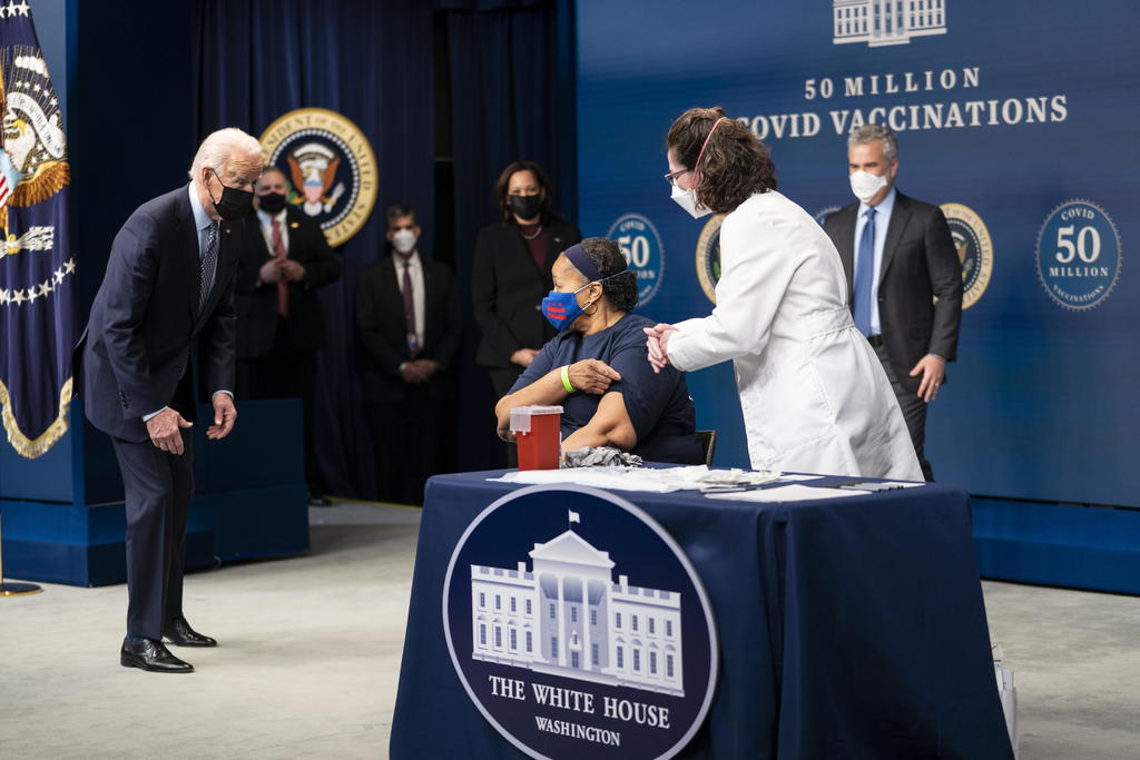 El presidente estadounidense, Joe Biden, celebró este jueves que el país haya administrado ya 50 millones de dosis de las vacunas contra la COVID-19, lo que calificó como un 'enorme hito' de cara a derrotar al virus. (ESPECIAL) 