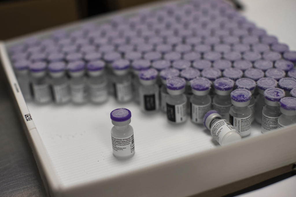 Los reguladores estadounidenses permitirán que la vacuna de Pfizer contra el COVID-19 sea transportada y almacenada a temperaturas menos frías, lo cual deberá facilitar la distribución y aplicación de una de las dos vacunas autorizadas para uso de emergencia en Estados Unidos. (AP) 
