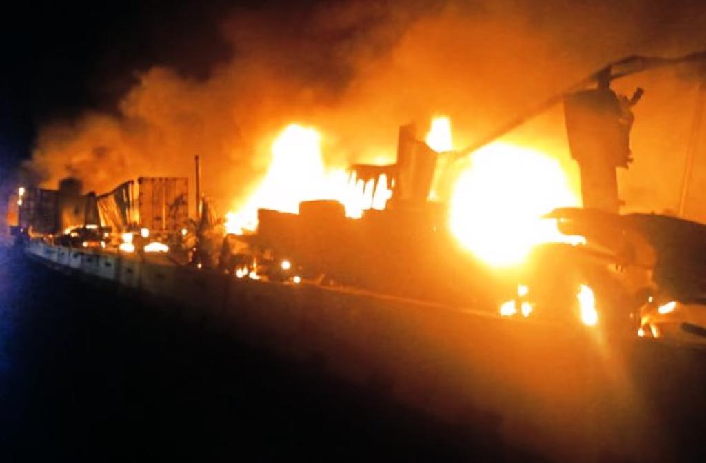 Siete tracto camiones chocaron y se incendiaron en la autopista México-Piedras Negras, a la altura del municipio de Arteaga, tramo 'Los Chorros', en el carril de norte a sur en donde un chófer murió calcinado y otro es reportado como desaparecido. (ESPECIAL)