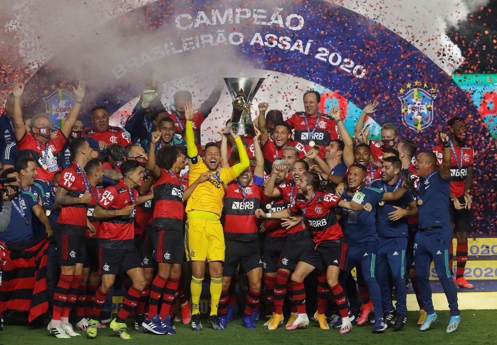 A pesar de la derrota, el Flamengo se consagró monarca del balompié brasileño, gracias al empate del Internacional ante el Corinthians. (EFE)
