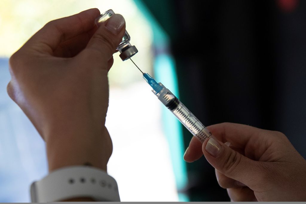 El secretario de Salud de Durango, Sergio González, informó el miércoles sobre la llegada de más de 4 mil vacunas para la entidad. (ARCHIVO)