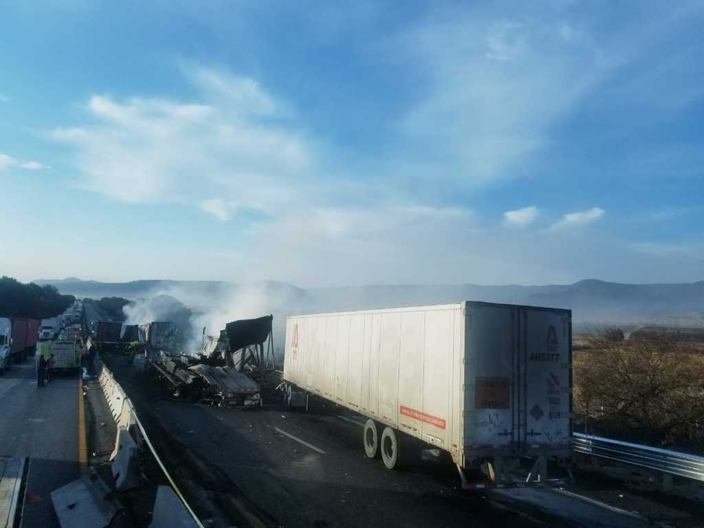 Chocan y se queman 7 tractocamiones en autopista en Saltillo.