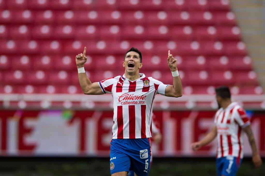 Jesús Molina de Chivas celebra una anotación ante Toluca durante el Torneo Guardianes 2021. (ARCHIVO)
