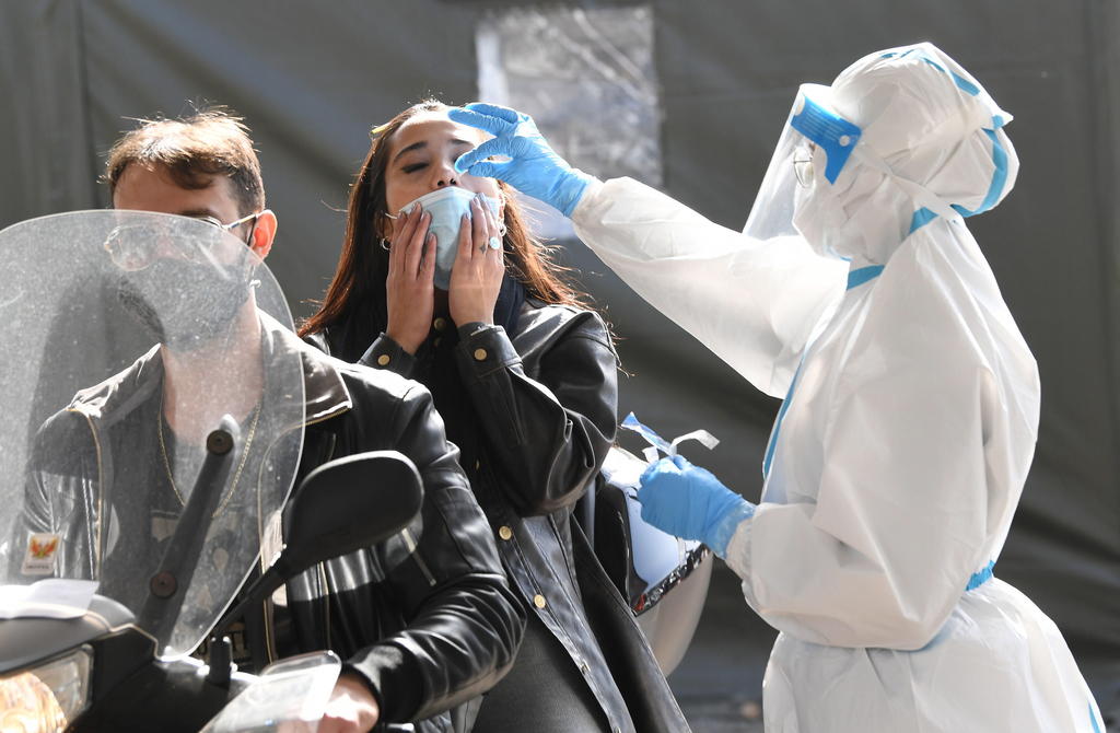 Los contagios de coronavirus en Italia siguen al alza y en el último día se han confirmado 20,499 nuevos positivos y 253 muertos, según el último boletín del Ministerio de Sanidad, y varias regiones aumentarán sus restricciones ante este contexto. (EFE) 