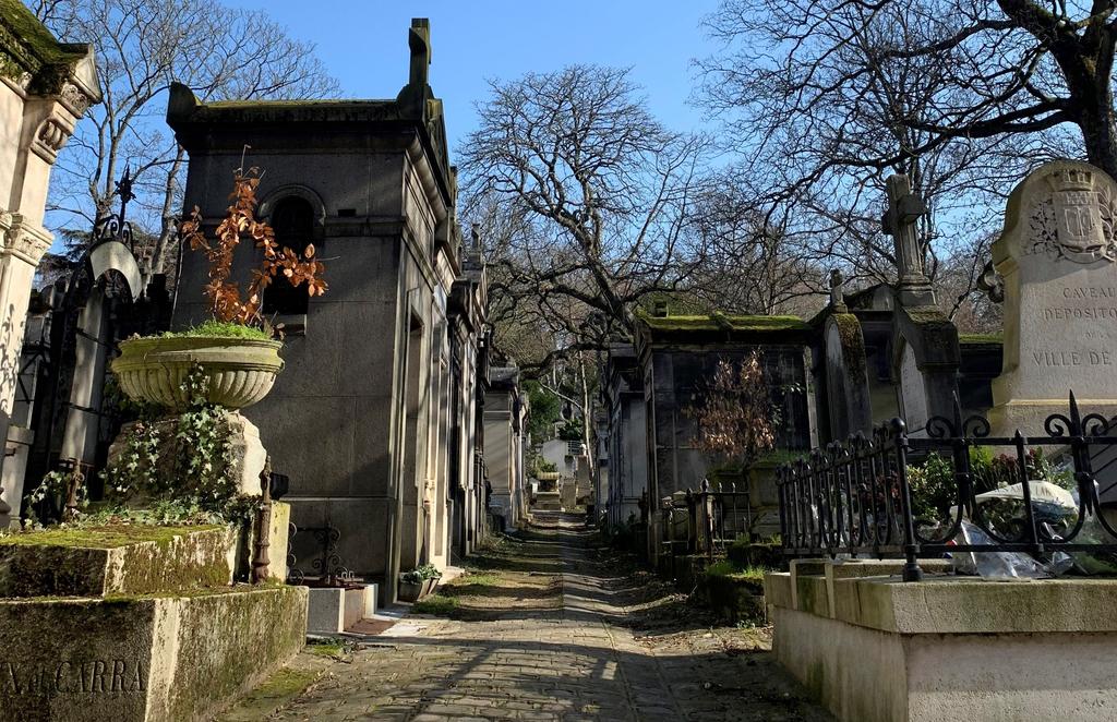 Los cementerios se convirtieron en los nuevos museos. (EFE)