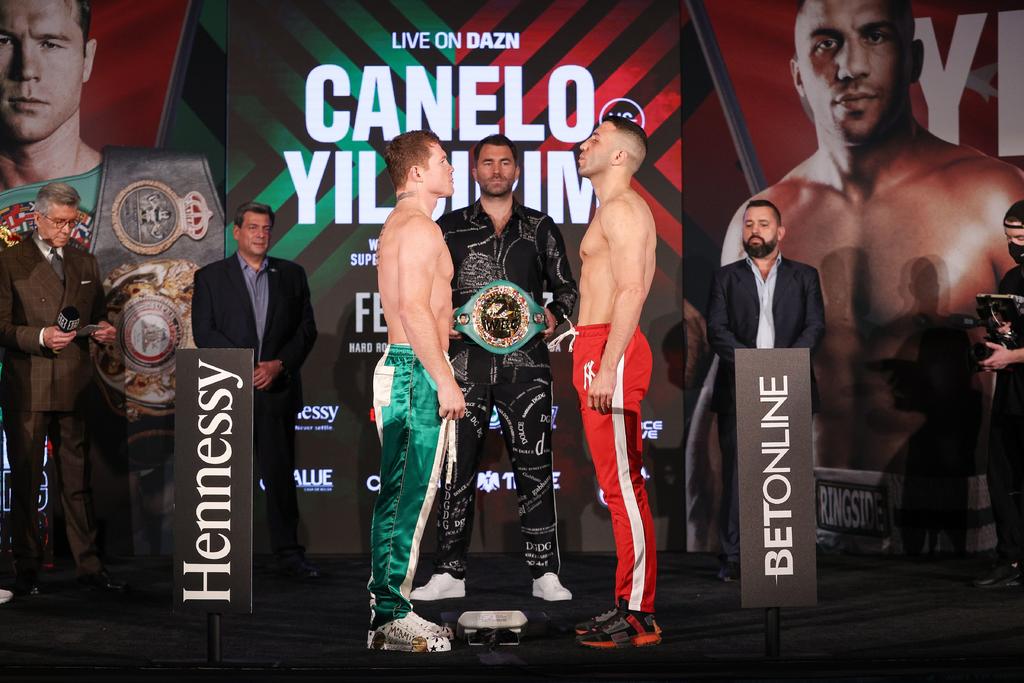 El mexicano Saúl 'Canelo' Álvarez, mejor boxeador libra por libra del momento, y el turco Avni Yildirim pasaron sin problemas el pesaje de este viernes y se declararon listos para su pleito de este sábado en Miami. (Matchroom Boxing) 
